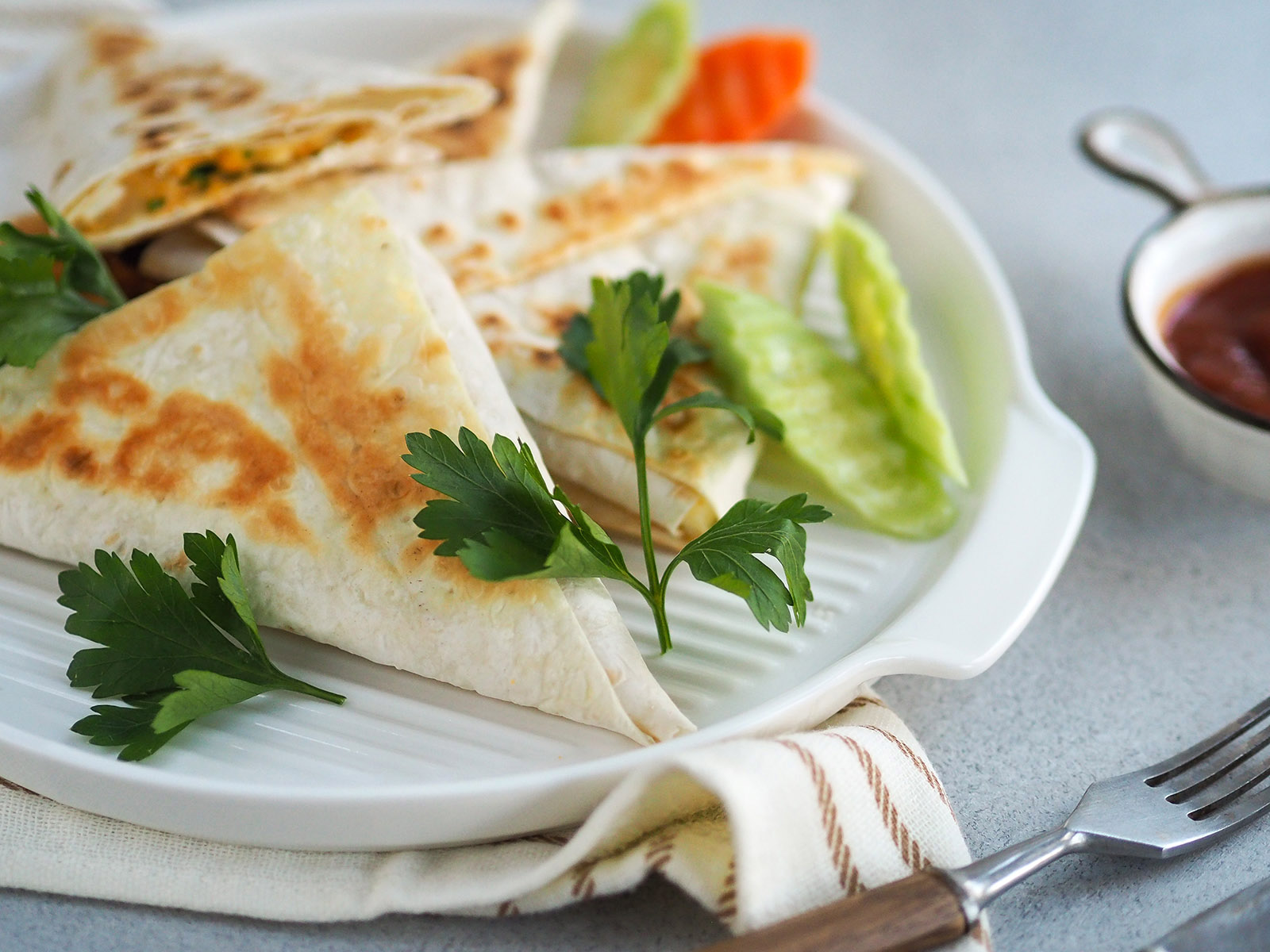 Треугольники из лаваша с сыром и яйцом