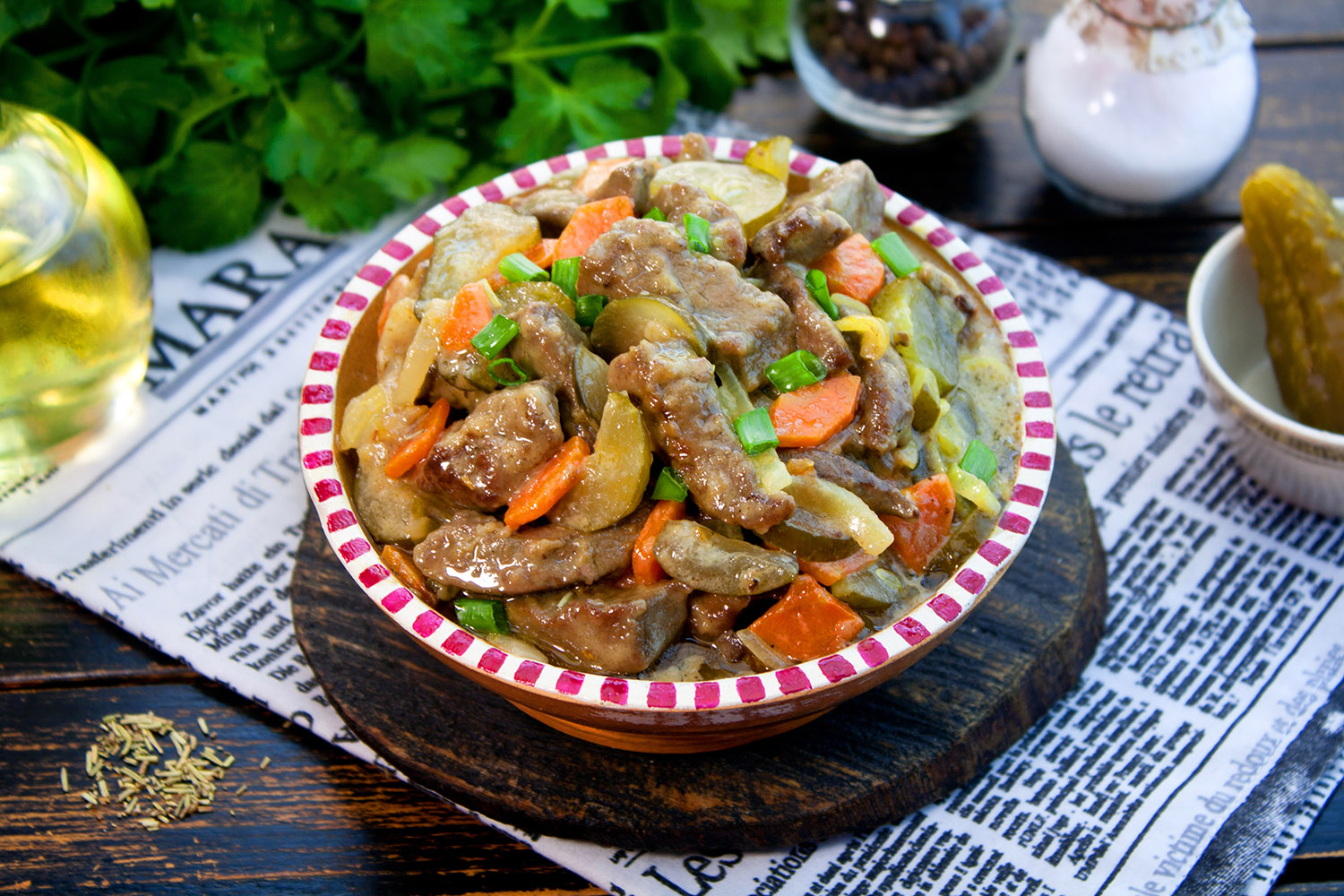 Печень тушеная с солеными огурцами в сметанном соусе